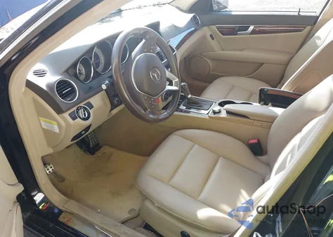 2013 Mercedes-Benz C 300 Sport 4Matic/Luxury 4Matic z USA, uszkodzony, nr VIN WDDGF8AB8DR283685